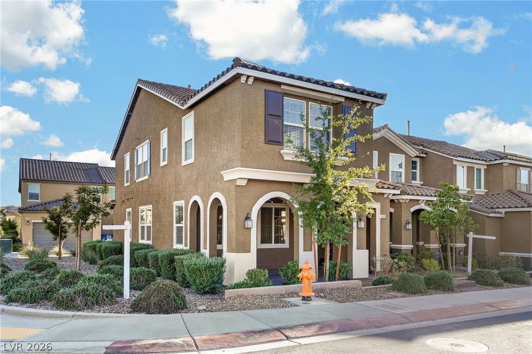 2435 Bellinzona Place — photo 2