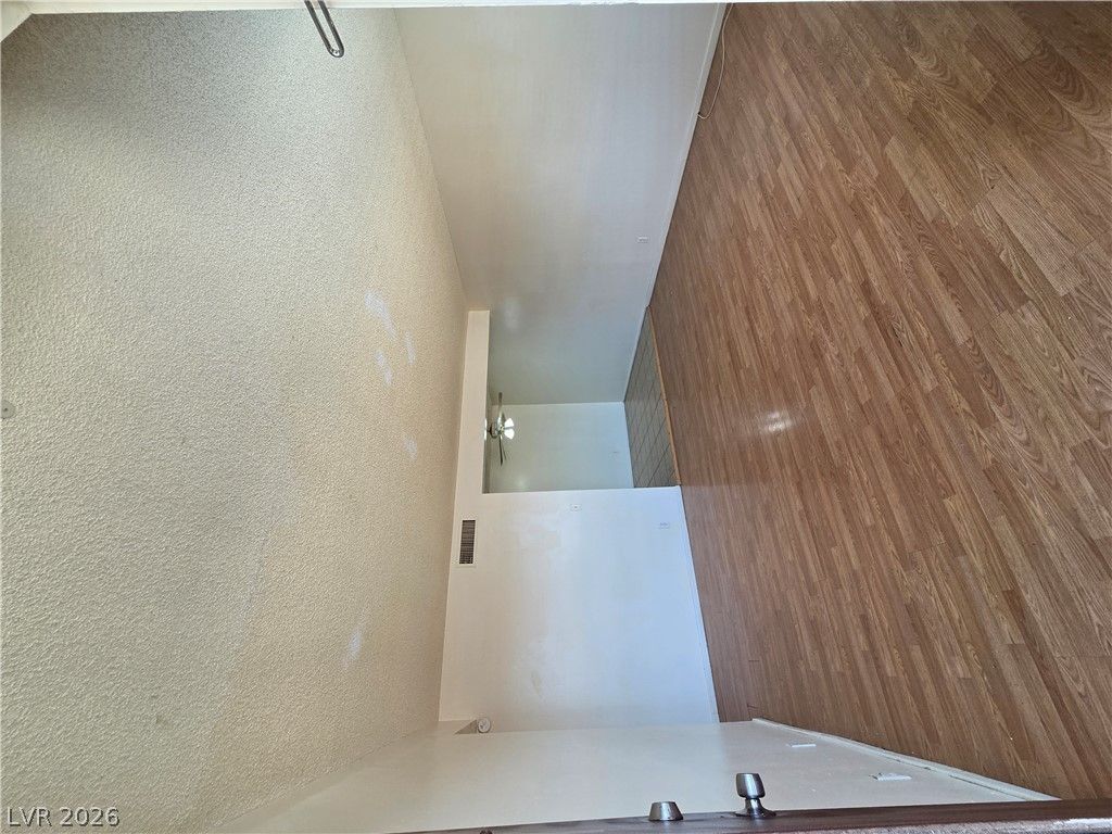 595 ROYAL CREST 19 — photo 5