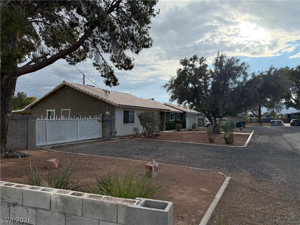 2901 Maverick Street — photo 2 of 4