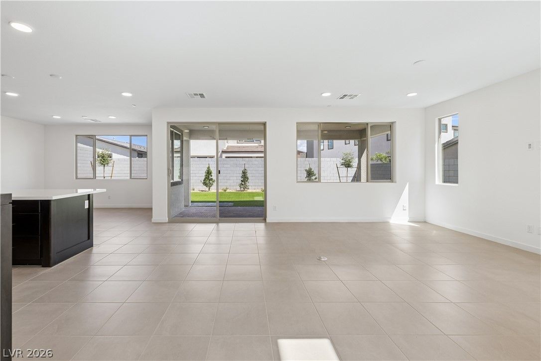 10432 Radley Avenue — photo 4 of 22