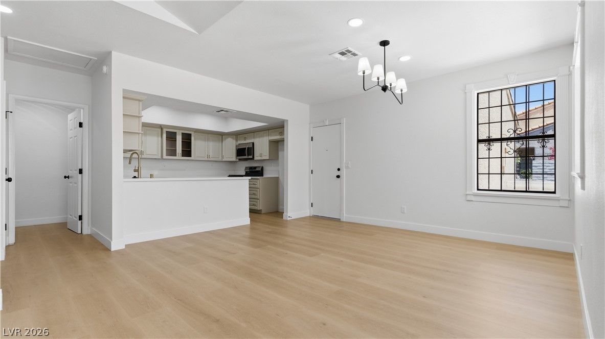 251 North Cimarron Road — photo 2