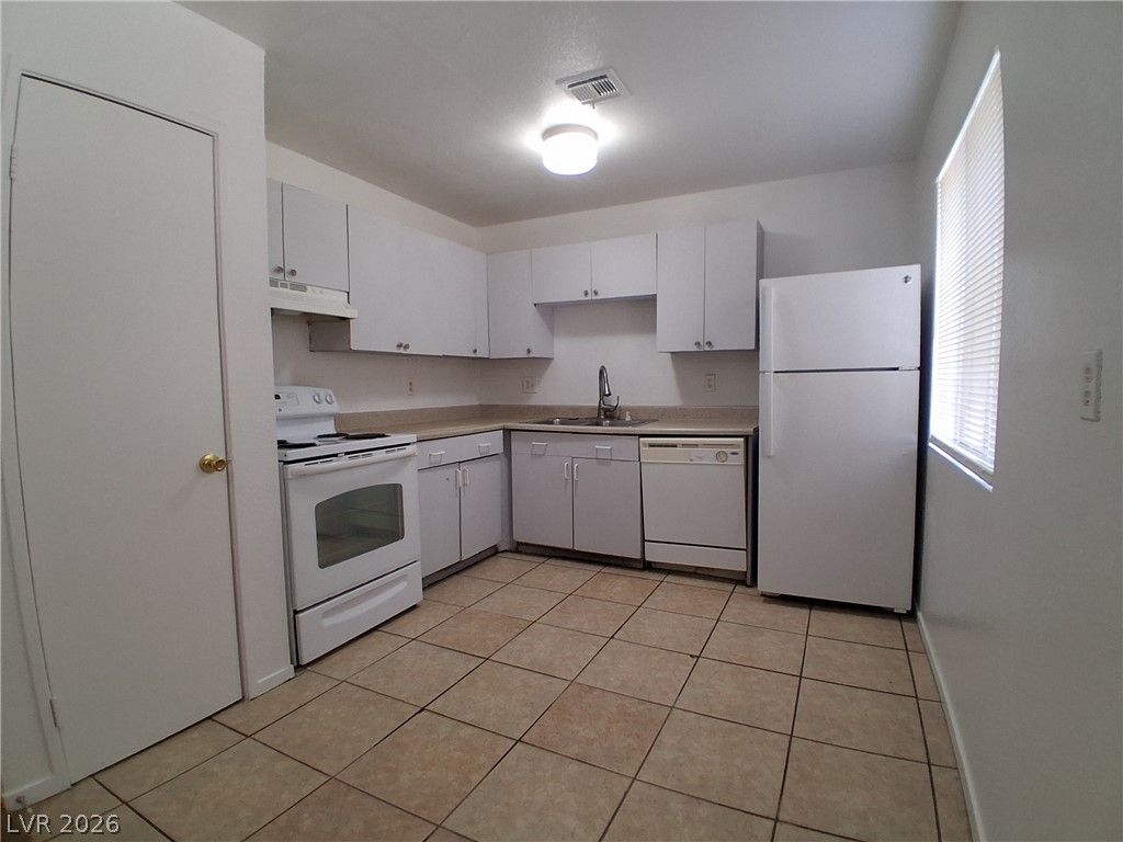1333 Kari Lee Court A — photo 4
