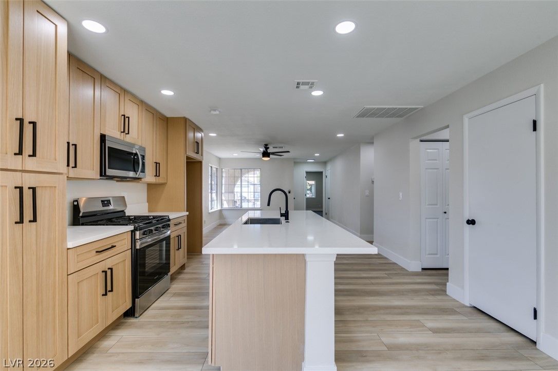 1640 Divinity Street — photo 3