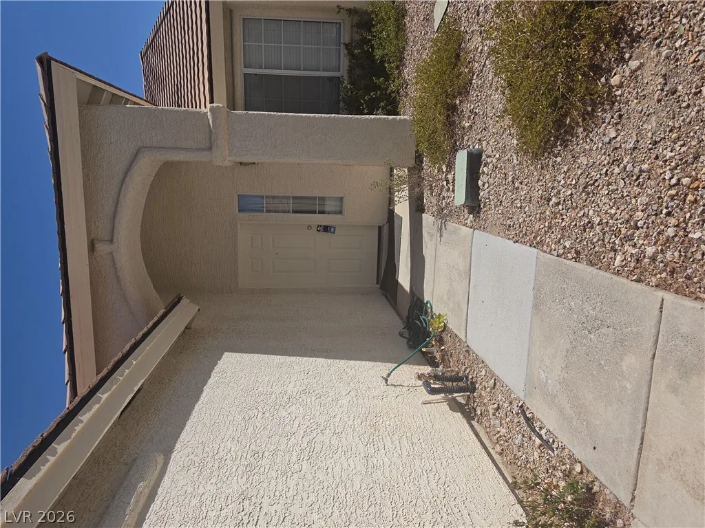 9740 Panorama Cliff Drive — photo 2