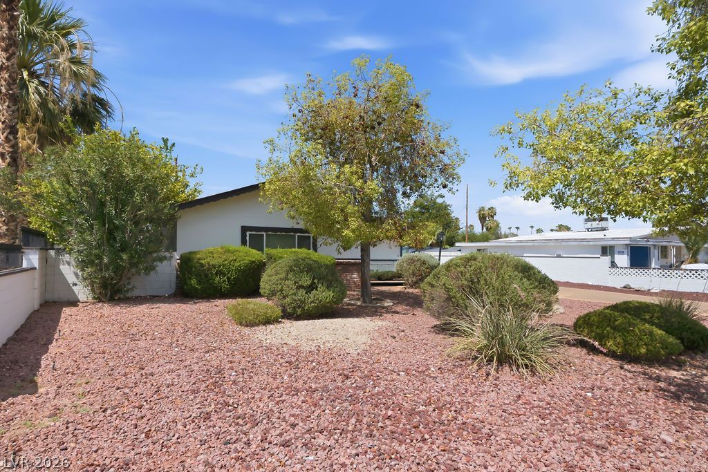 551 East Oakey Boulevard — photo 3 of 30