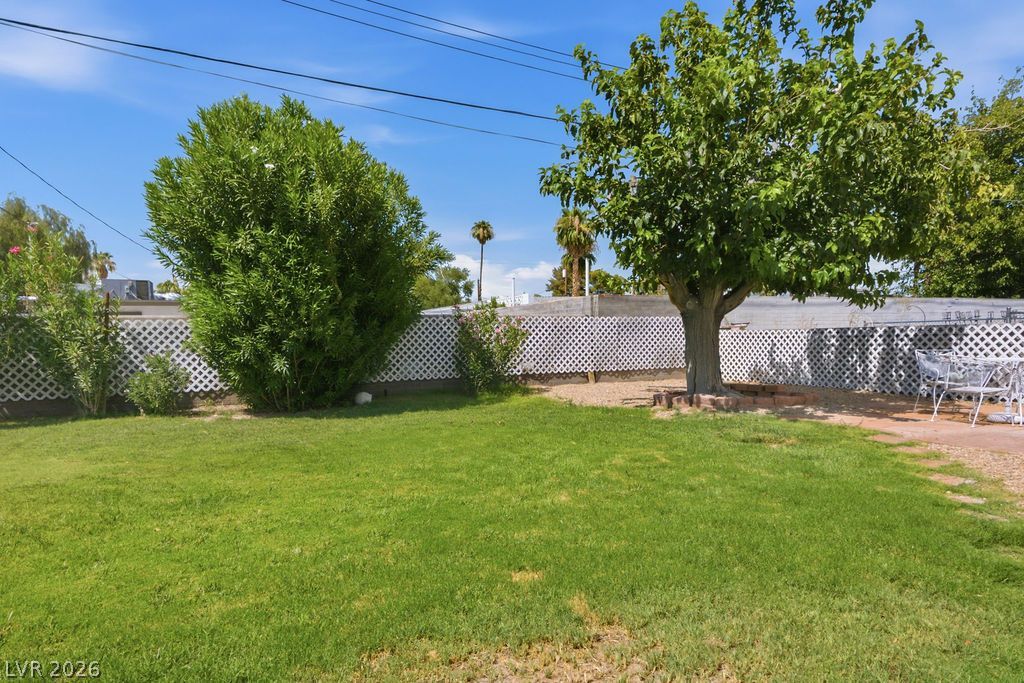 551 East Oakey Boulevard — photo 4 of 30