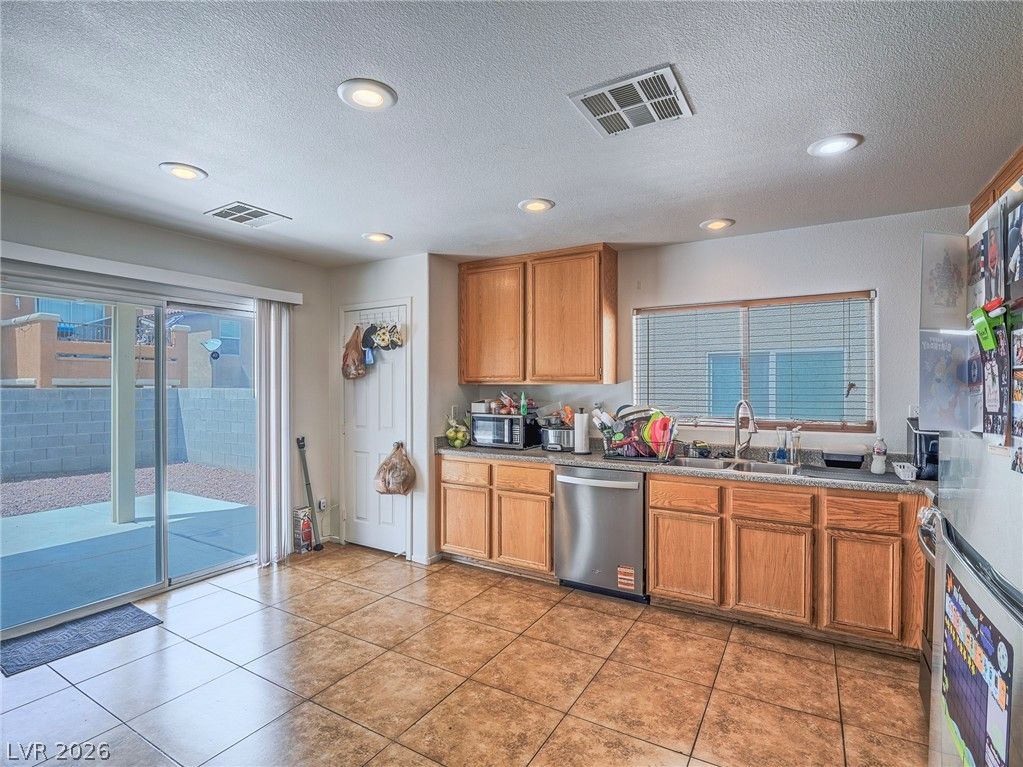 6581 Sunset Pines Street — photo 4