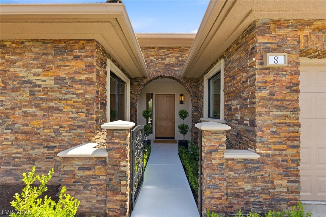 8 Pine Hollow Drive — photo 2