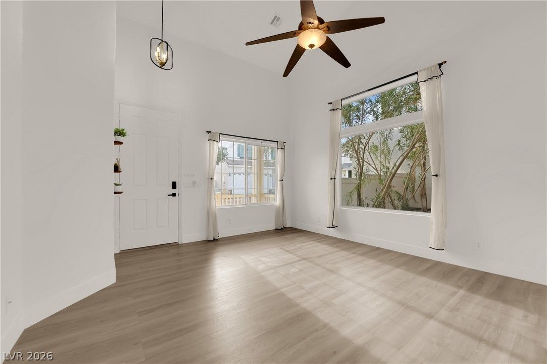 1529 Tillman Falls Avenue — photo 5 of 35
