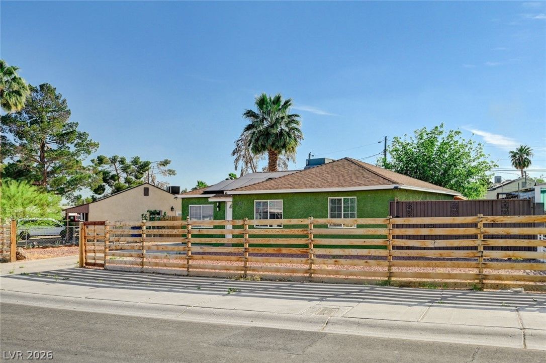 1720 East Carson Avenue — photo 2