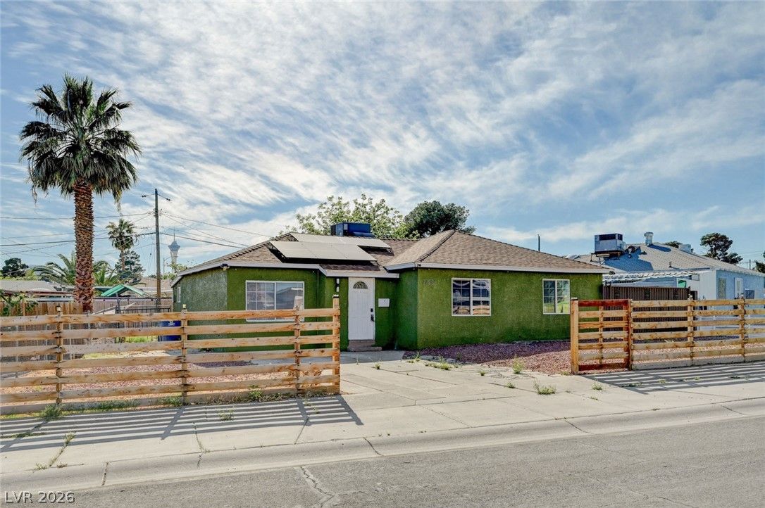 1720 East Carson Avenue — photo 3