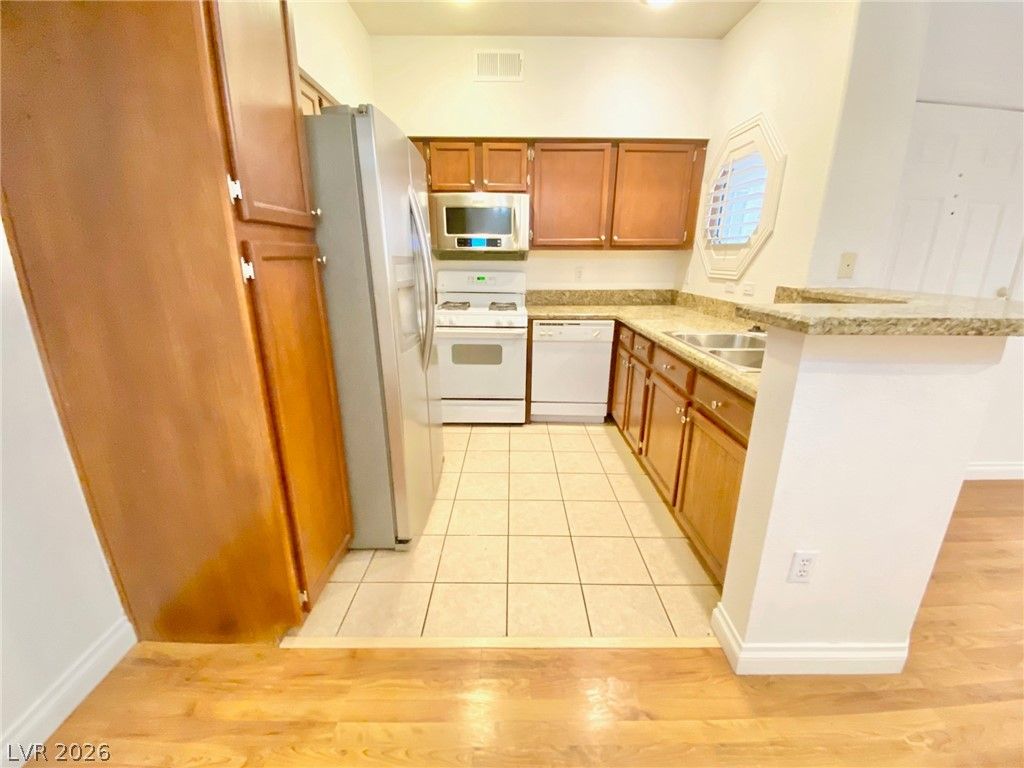 5415 West Harmon Avenue 1037 — photo 4 of 17