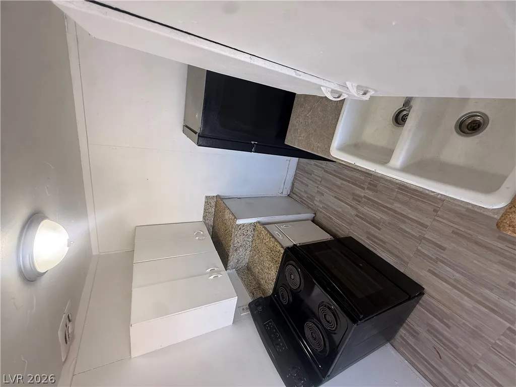 708 Jackson Avenue D — photo 4