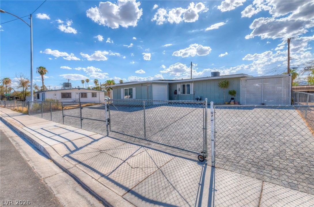 1405 Teton Street — photo 3 of 30