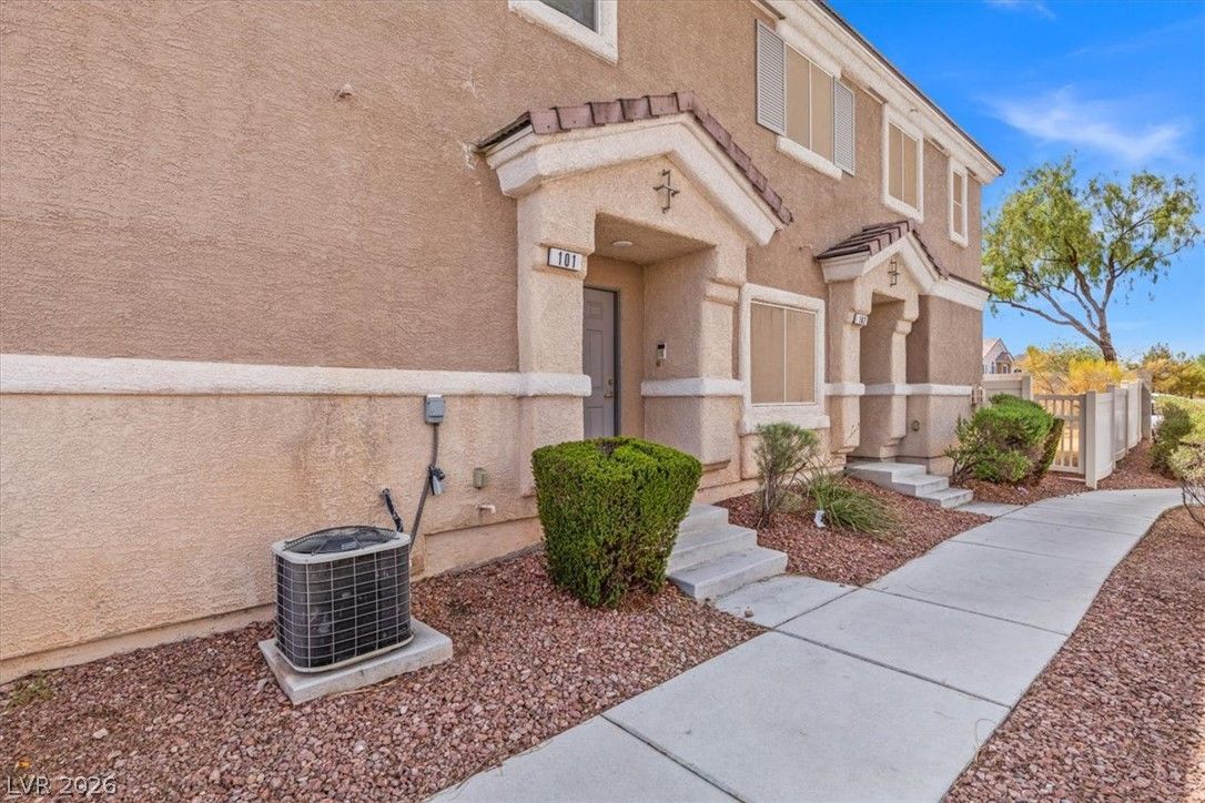 6592 STROLLING PLAINS Lane 101 — photo 4 of 28
