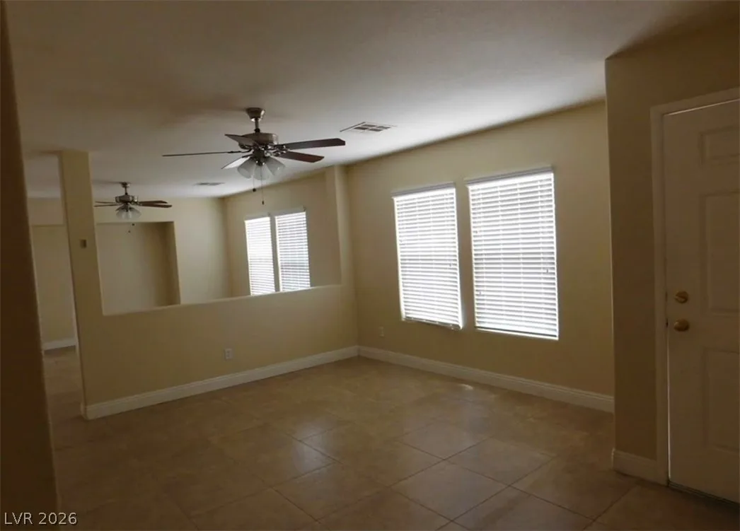 4925 Hostetler Avenue — photo 4 of 9