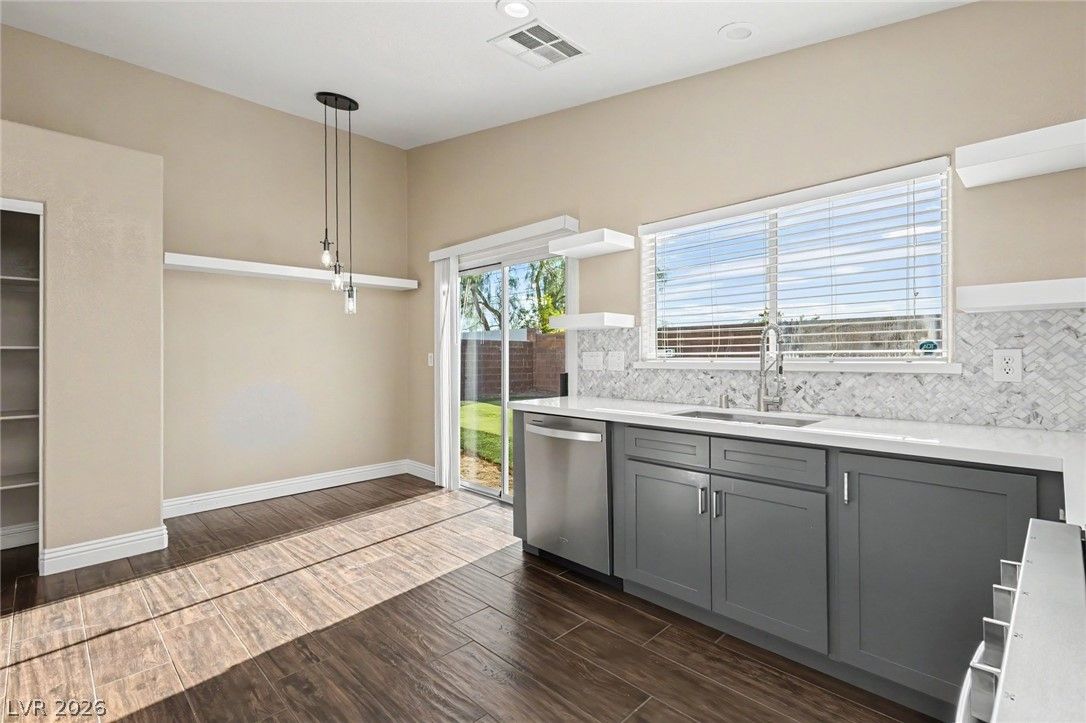 1107 Snow Roof Avenue — photo 3