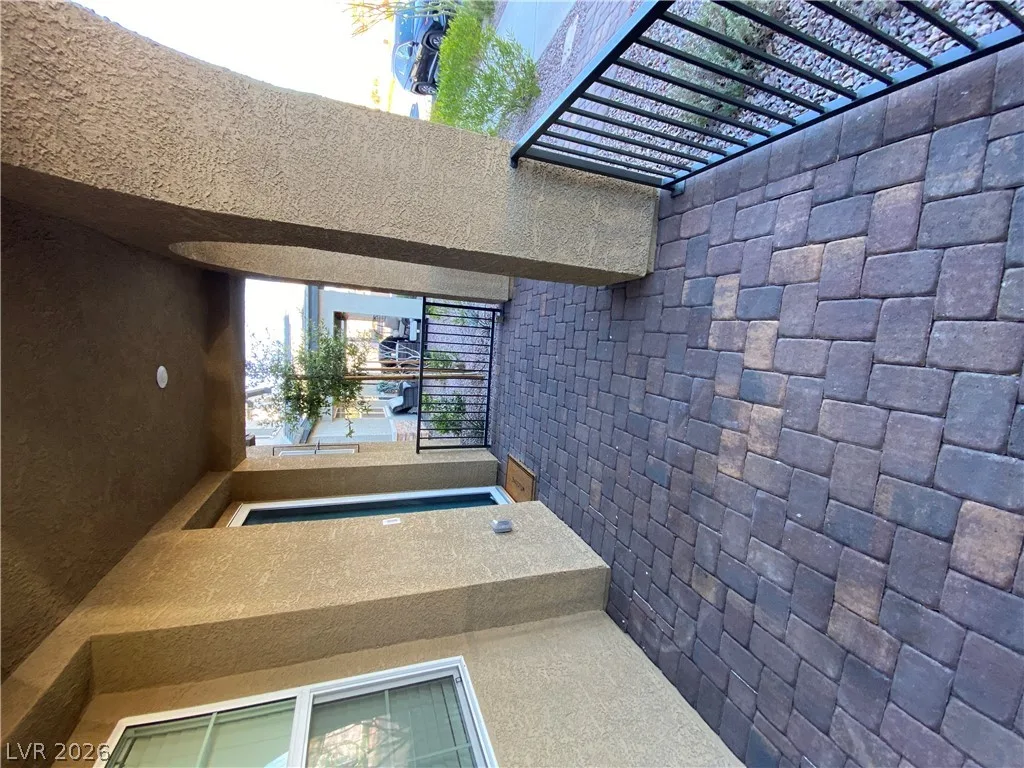 828 Royal Beekman Street — photo 2