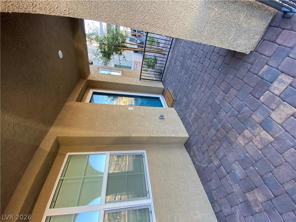 828 Royal Beekman Street — photo 3