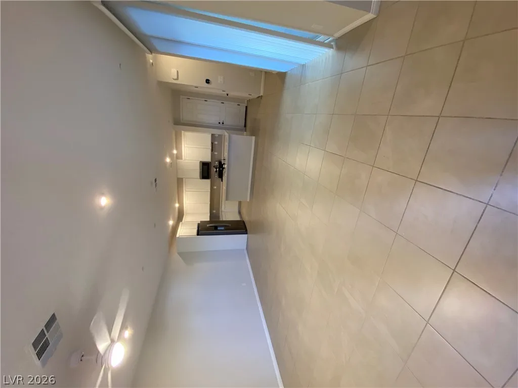 828 Royal Beekman Street — photo 4