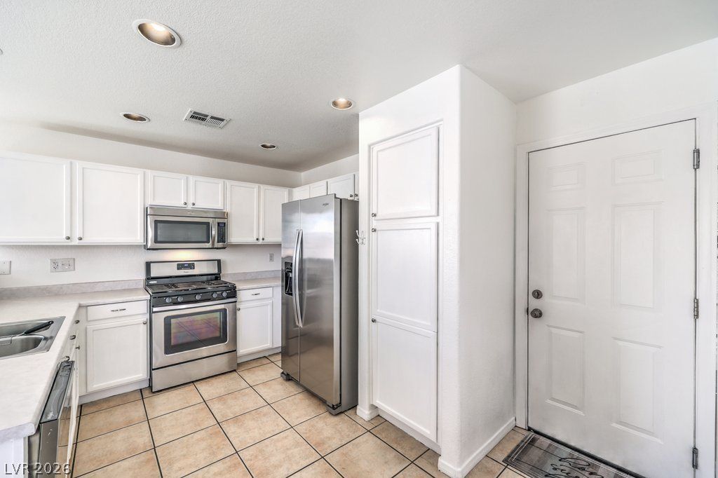 6112 Shallow Springs Street — photo 2 of 37