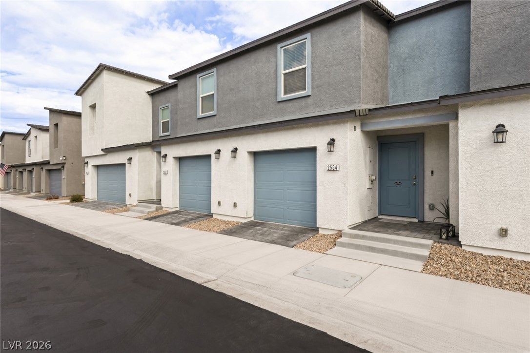 2554 Petunia Garden Avenue — photo 2