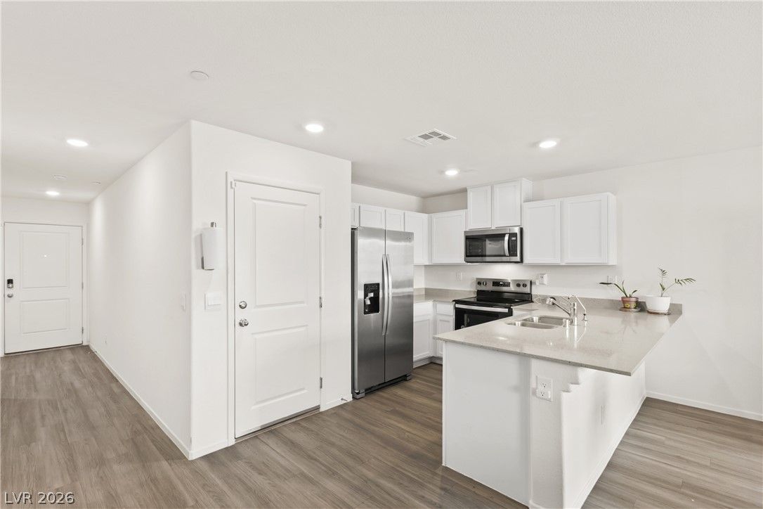 2554 Petunia Garden Avenue — photo 3