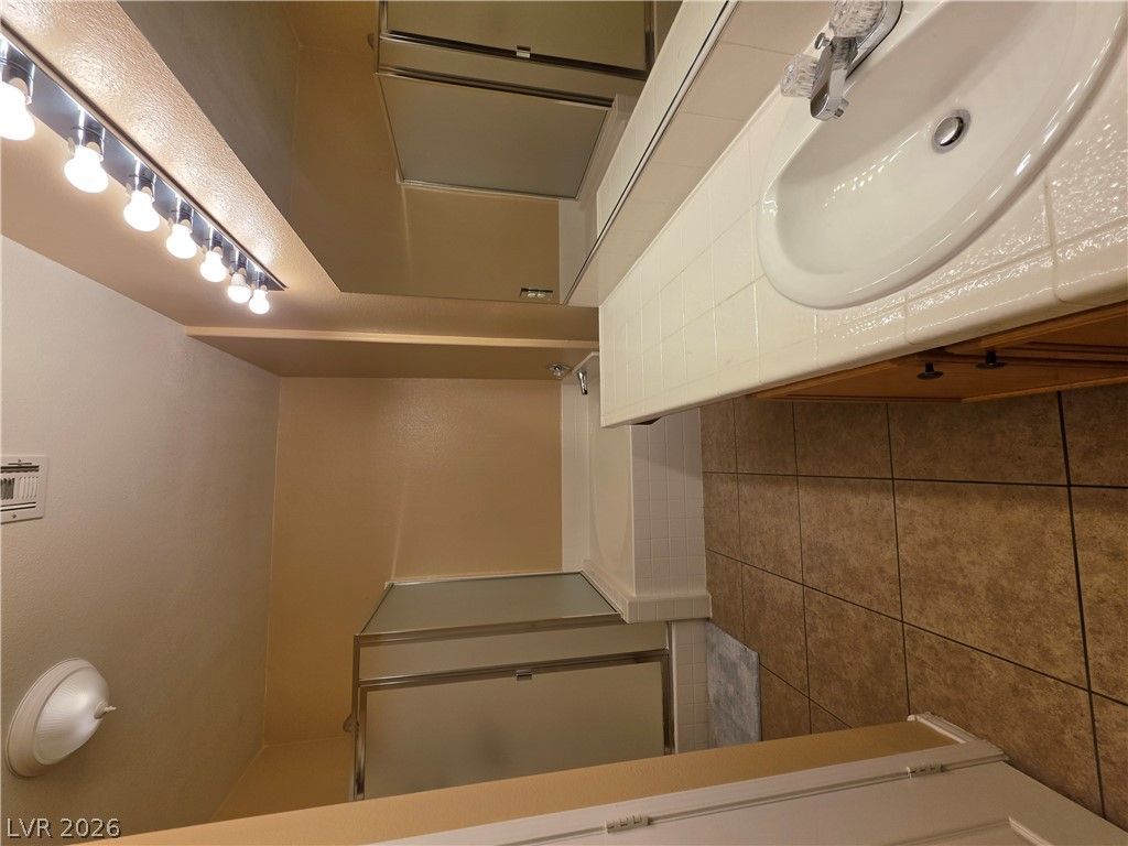 904 Domnus Lane 105 — photo 3