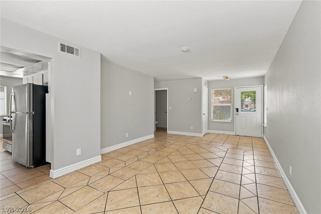 3836 Kellogg Avenue — photo 4 of 22