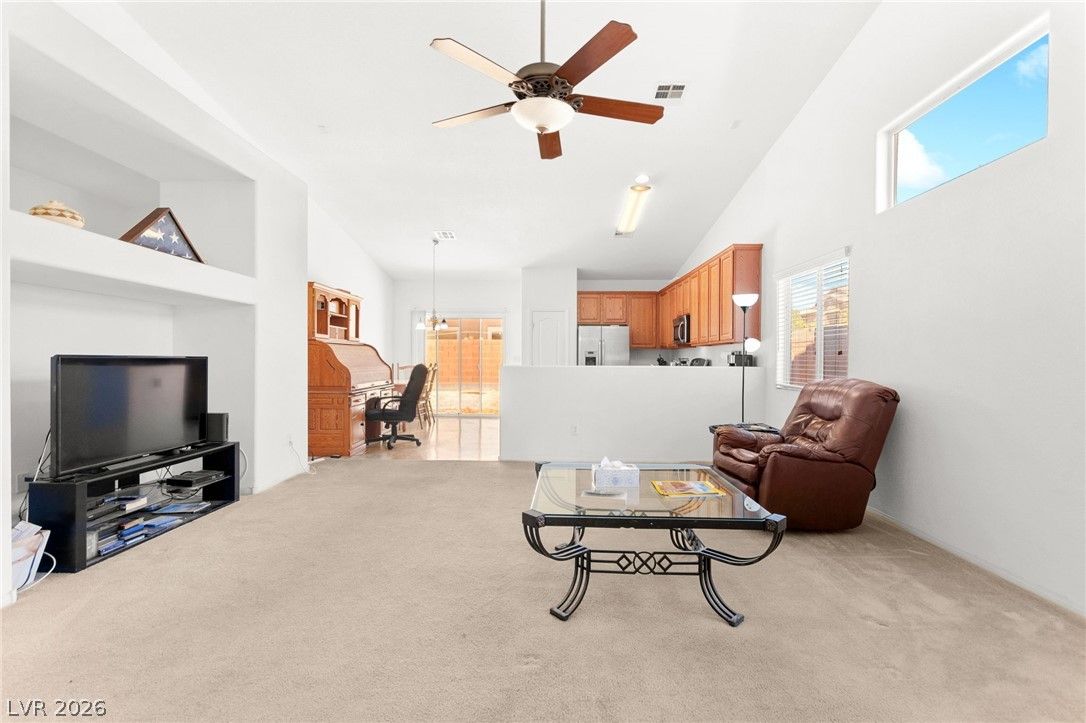 324 Sharp Edge Avenue — photo 2