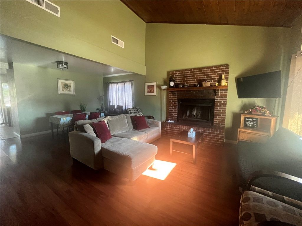 4084 DEERFIELD Avenue — photo 3 of 16