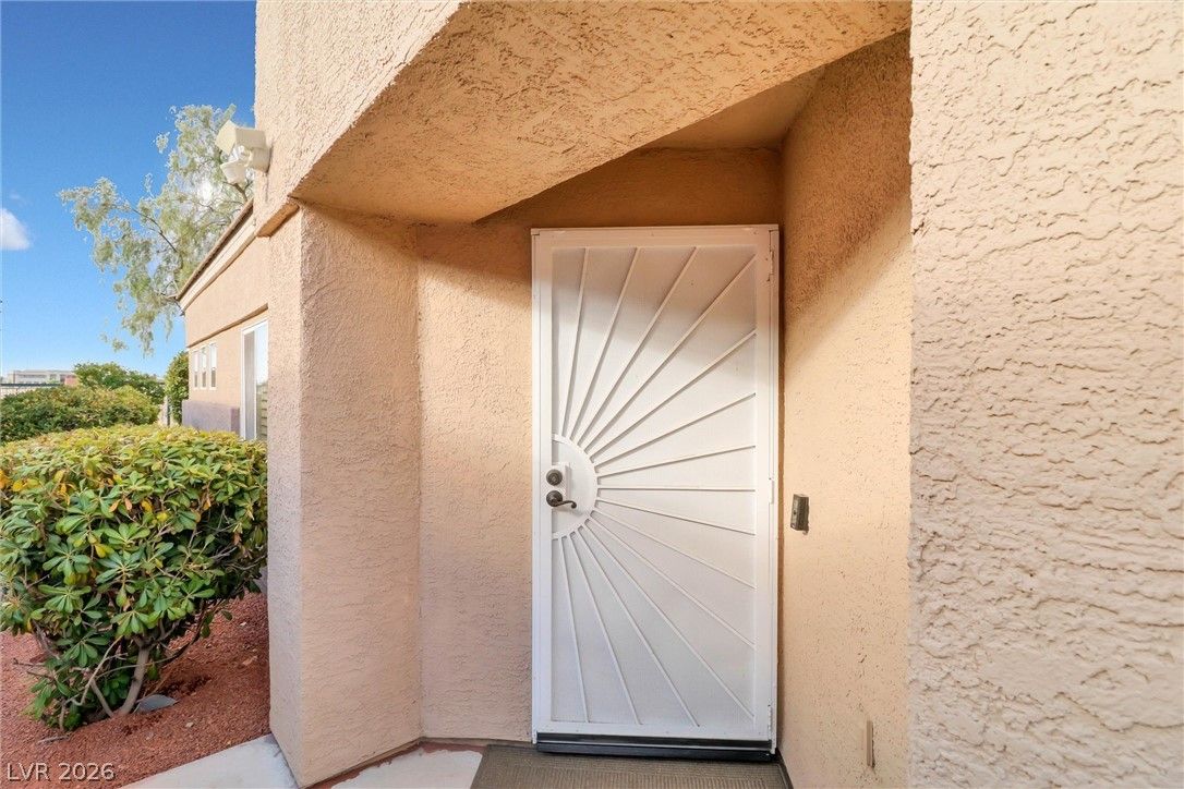 10529 India Hawthorn Avenue — photo 4
