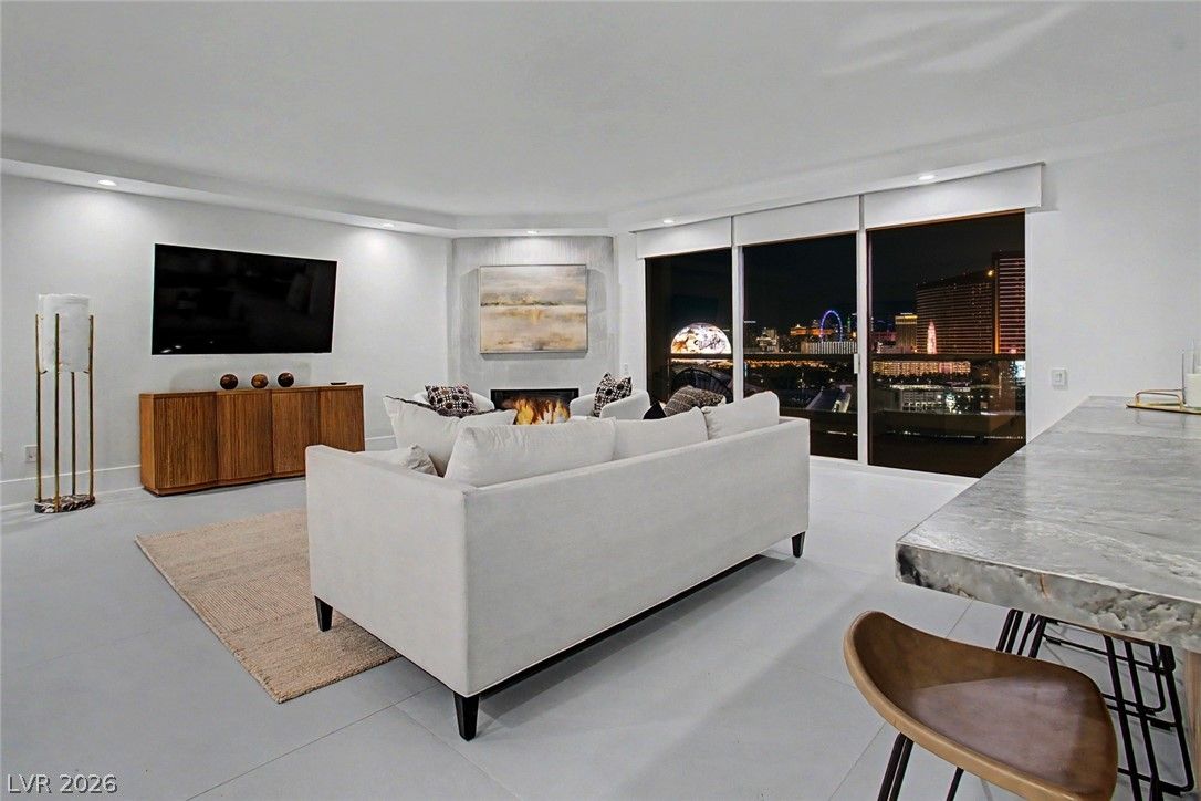 2877 Paradise Road 2102 — photo 3