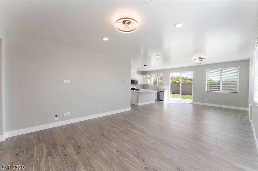 7604 Bandon Cliffs Street — photo 4 of 37