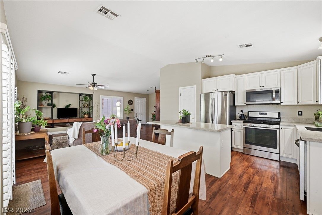 8841 Spinning Wheel Avenue — photo 3 of 31
