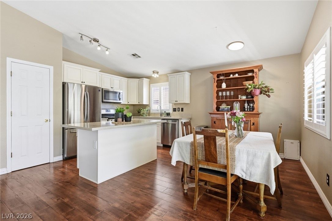 8841 Spinning Wheel Avenue — photo 4 of 31
