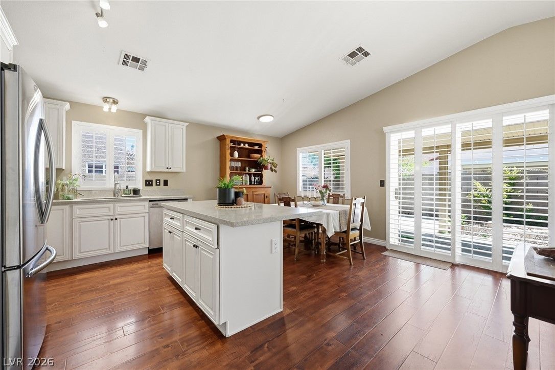 8841 Spinning Wheel Avenue — photo 5 of 31