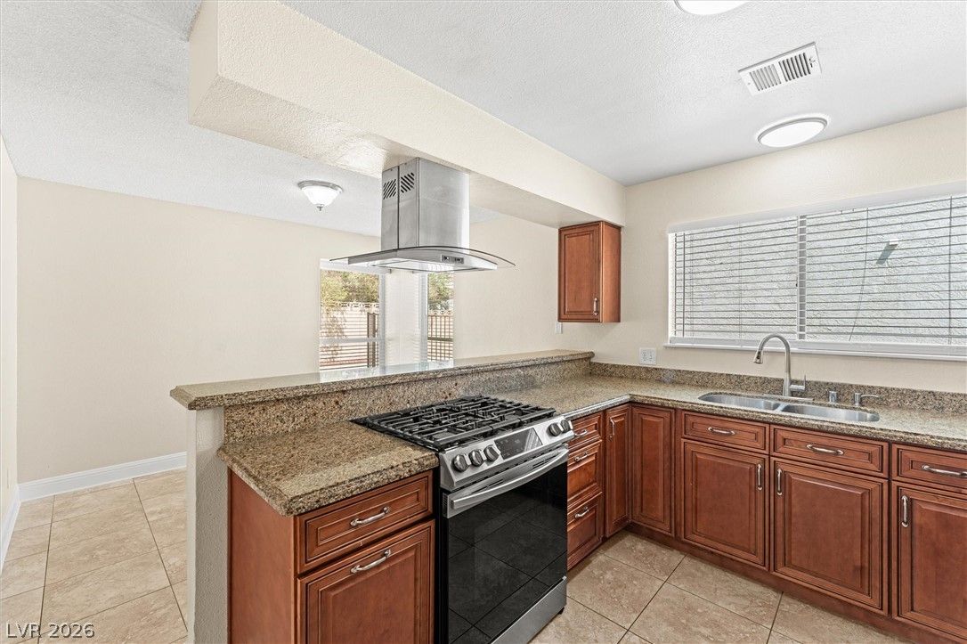 5570 White Cap Street — photo 3 of 22