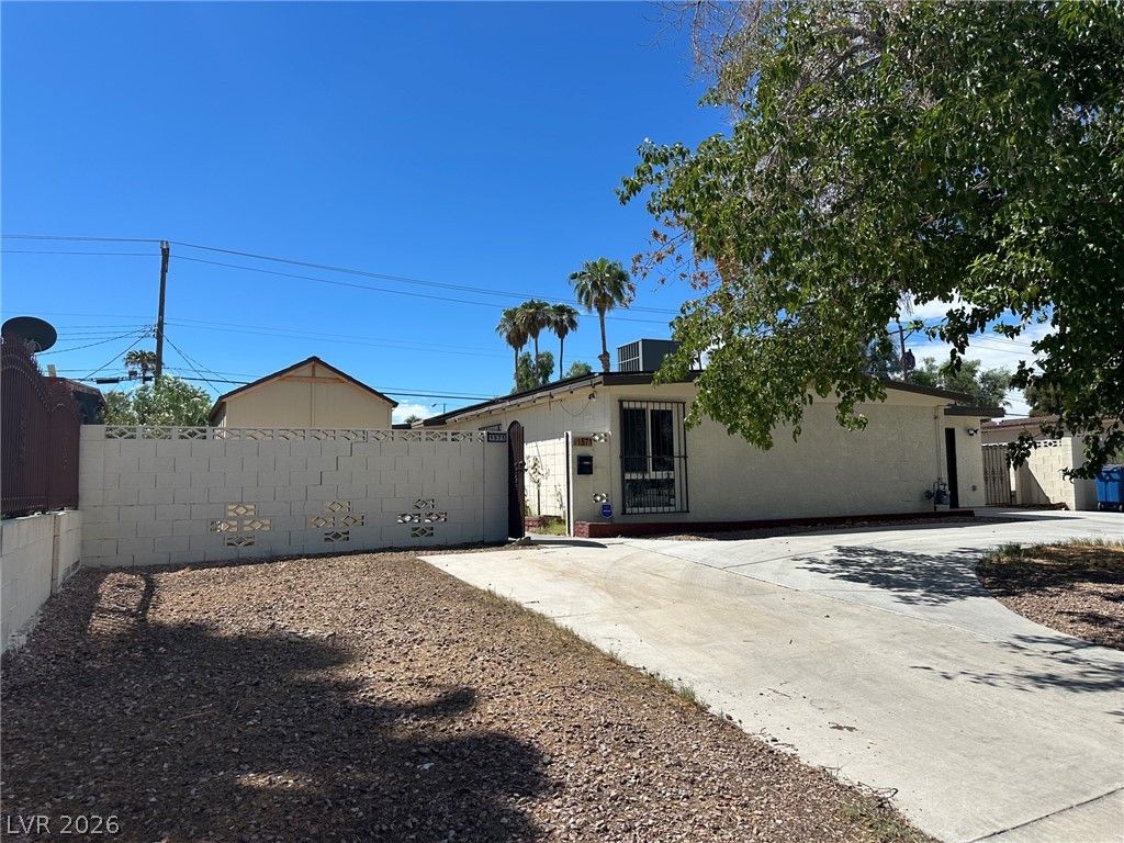 1571 Serenada Avenue — photo 3
