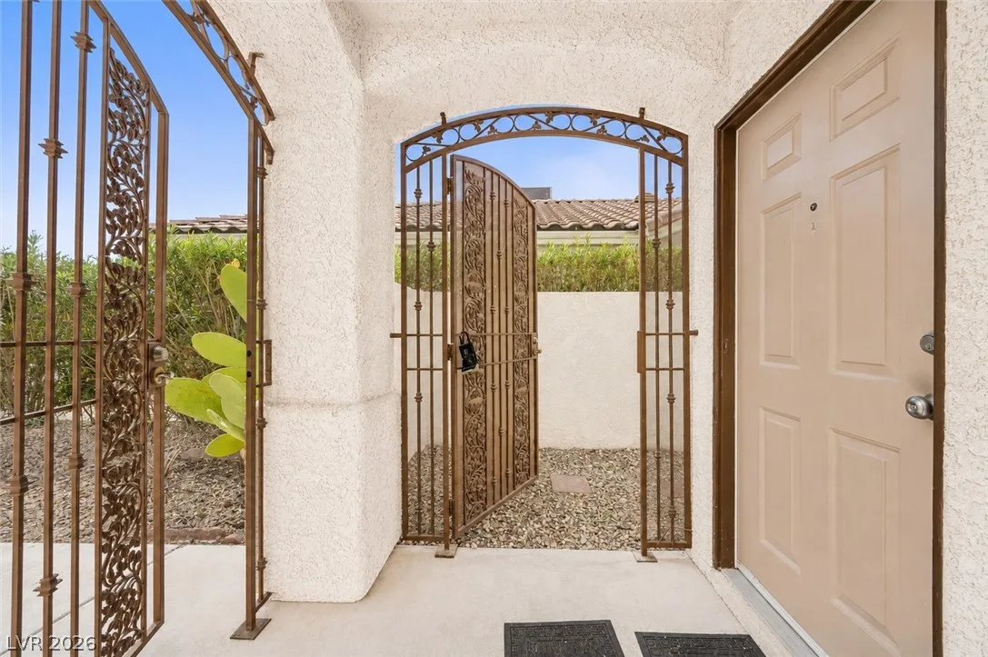 1717 Klamath Falls Way — photo 2