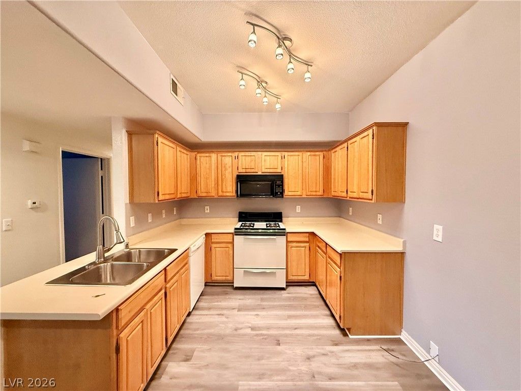 5655 East Sahara Avenue 2060 — photo 3 of 12