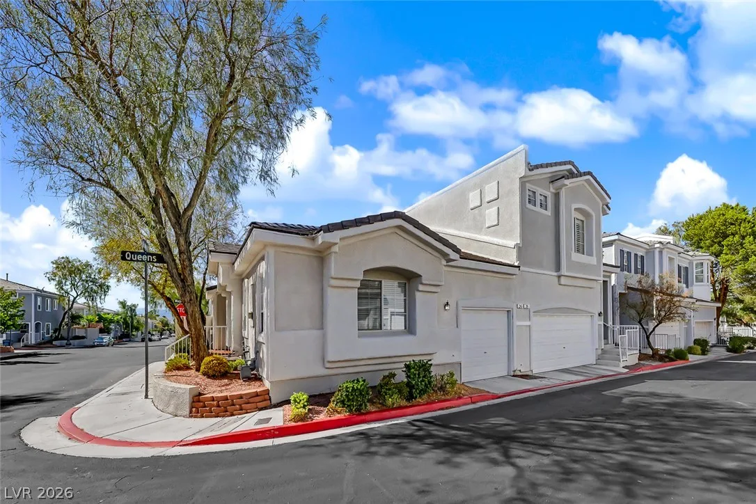 259 QUEENS Court — photo 2