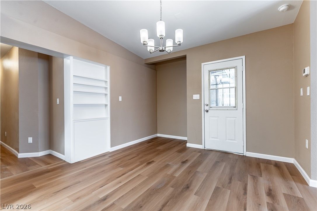 2112 Perliter Avenue — photo 4 of 24