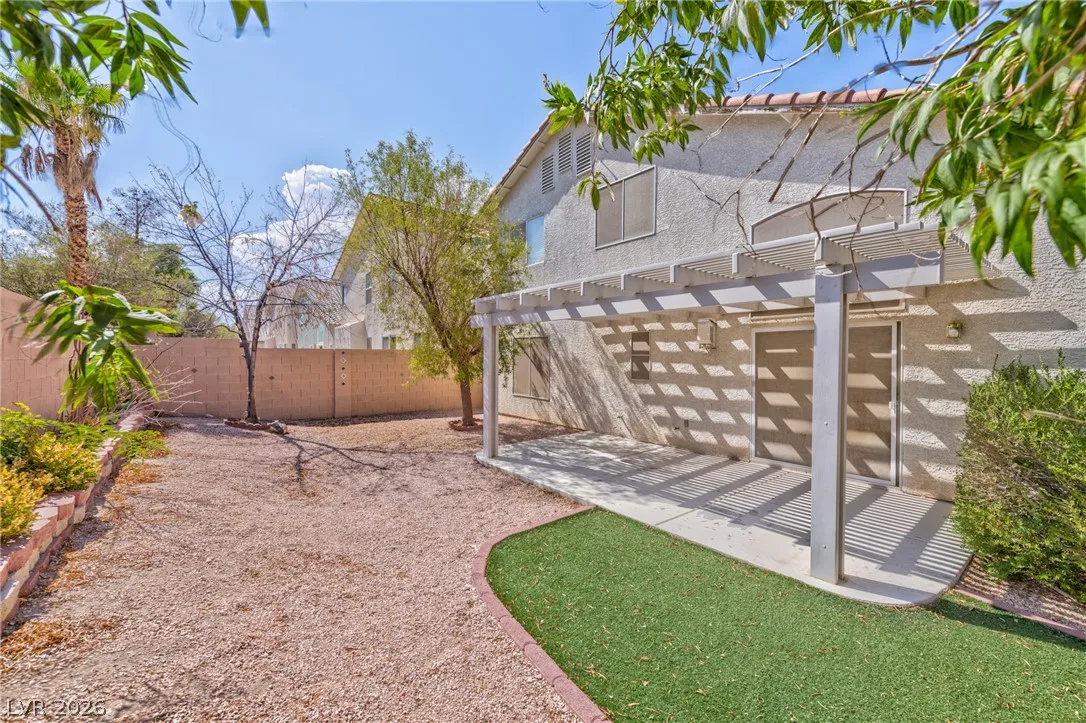 933 Scarlet Haze Avenue — photo 2