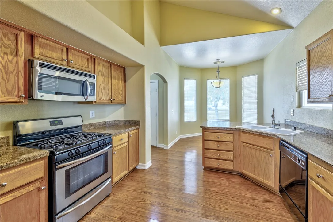 933 Scarlet Haze Avenue — photo 4