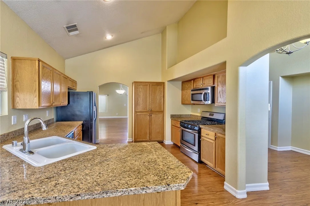 933 Scarlet Haze Avenue — photo 5