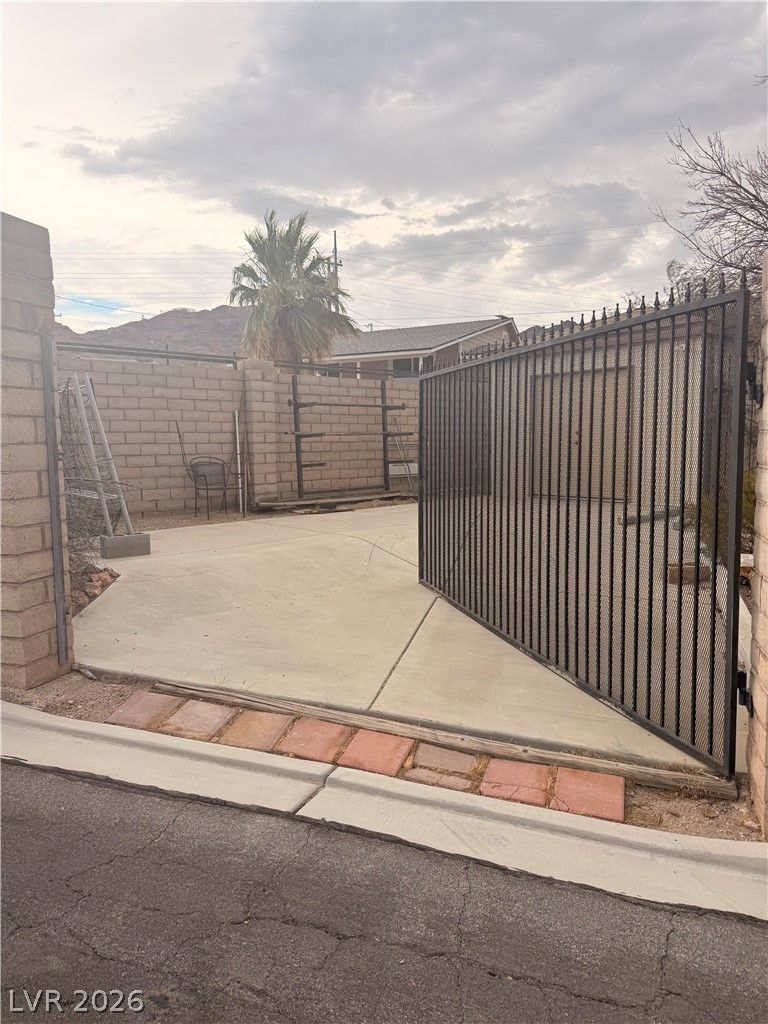 301 Lakeview Drive — photo 4 of 16