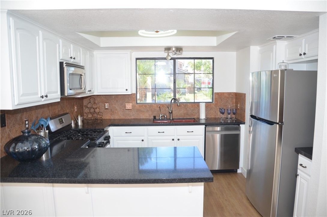 1442 White Drive — photo 2