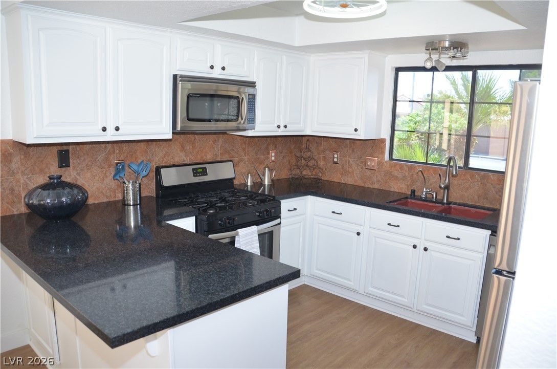 1442 White Drive — photo 3