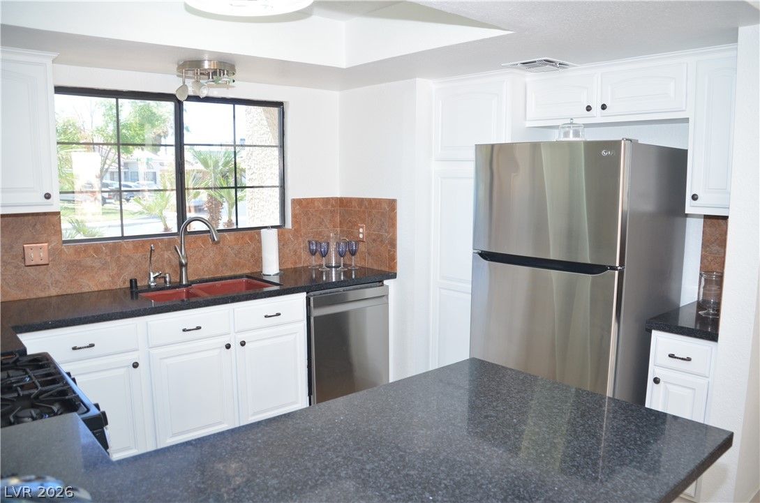 1442 White Drive — photo 4